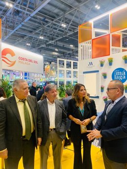 La alcaldesa de Mijas (Málaga), Ana Mata, junto a una delegación de Turismo del Consistorio en la World Travel Market