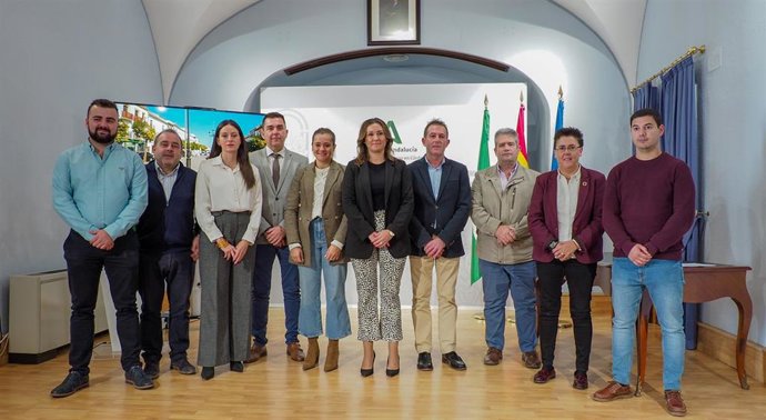 La delegada de Justicia, Administración Local y Función Pública, Raquel López, en la entrega de resoluciones.