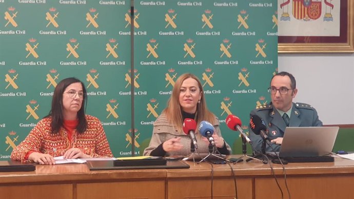 Alicia Villar (i), Virginia Barcones y Andrés Velarde.