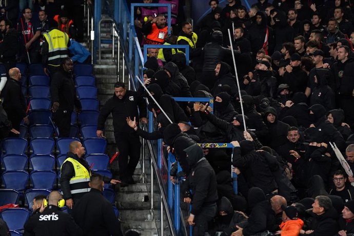 25 October 2023, France, Paris: AC Milan supporters (R) gesture to PSG supporters ahead of the UEFA Champions League Group F soccer match between Paris Saint-Germain and AC Milanv at Parc des Princes. Photo: Adam Davy/PA Wire/dpa