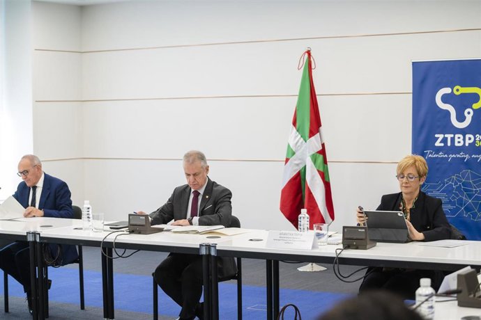 Urkullu (en el centro) en la inauguración de la XXIII edición de Astea