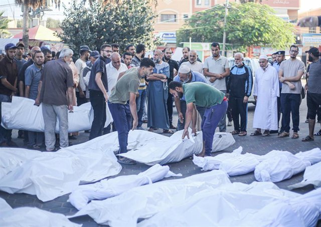 Trabajos de traslado de cadáveres dejados por los bombardeos israelíes sobre Gaza.