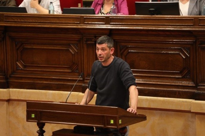 El diputado de la CUP en el Parlament Xavier Pellicer en el pleno del Parlament