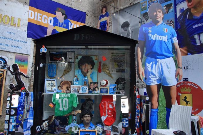 Archivo - Recuerdos de la figura de Diego Armando Maradona en Nápoles (Italia)
