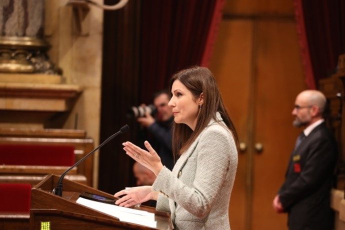 La diputada del PP en el Parlament Lorena Roldán en el pleno del Parlament