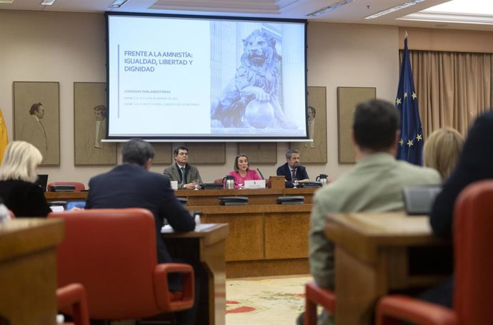 (I-D) El diputado Carlos Rojas; la secretaria general del Partido Popular, Cuca Gamarra, y el diputado Jaime de Olano, durante la inauguración las Jornadas Parlamentarias 'Frente a la amnistía: igualdad, libertad y dignidad', en el Congreso de los Diput