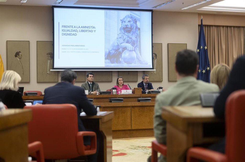 (I-D) El diputado Carlos Rojas; la secretaria general del Partido Popular, Cuca Gamarra, y el diputado Jaime de Olano, durante la inauguración las Jornadas Parlamentarias 'Frente a la amnistía: igualdad, libertad y dignidad', en el Congreso de los Diput