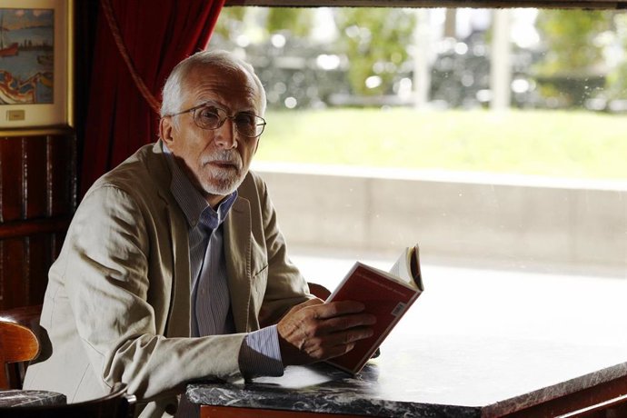 Archivo - Luis Mateo Díez presenta su nueva novela 'Los desayunos del café Borenes'.