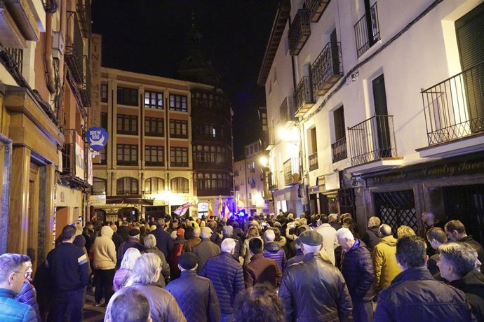 Decenas de personas durante una manifestación en contra de la amnistía, frente a la sede del PSOE en Logroño, a 7 de noviembre de 2023, en Logroño, La Rioja (España)