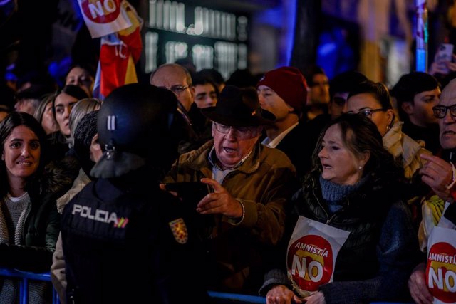 Varias personas durante una concentración en contra de la amnistía, frente a la sede del PSOE en la calle Ferraz, a 6 de noviembre de 2023, en Madrid (España). Los manifestantes se han mostrado opuestos al pacto de los socialistas con ERC que incluye, ent