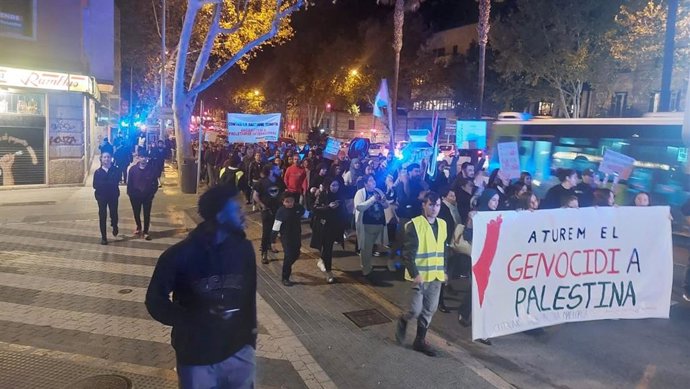 Manifestación propalestina a su paso por los Juzgados de avenida Alemania en Palma.