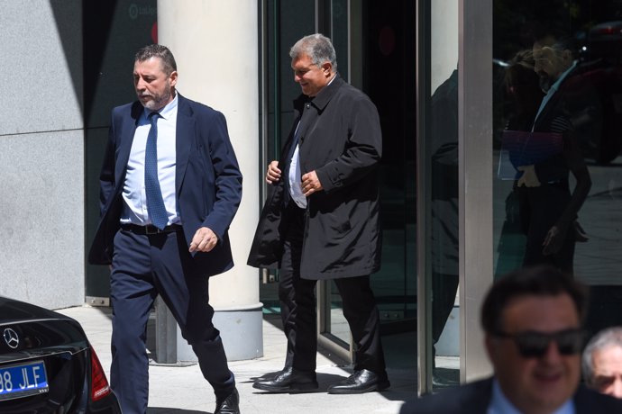 El presidente del FC Barcelona, Joan Laporta (1d), a su salida de una Asamblea Extraordinaria para analizar el 'caso Negreira, a 19 de abril de 2023, en Madrid (España)