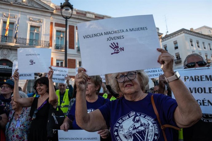 Archivo - Decenas de personas durante una concentración contra la violencia machista convocada por el Foro de Madrid Contra la Violencia hacia las Mujeres, en la Puerta del Sol, a 25 de septiembre de 2023, en Madrid (España).