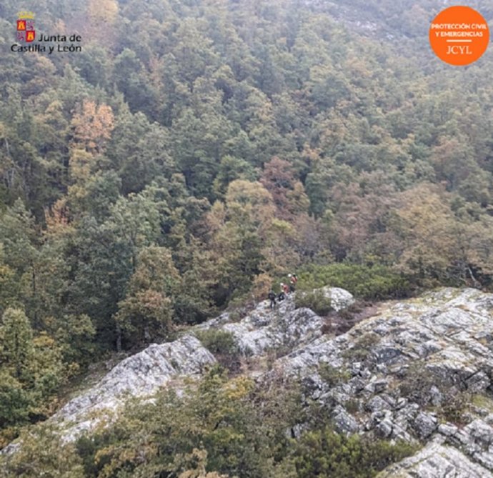 Auxilian a un cazador herido.