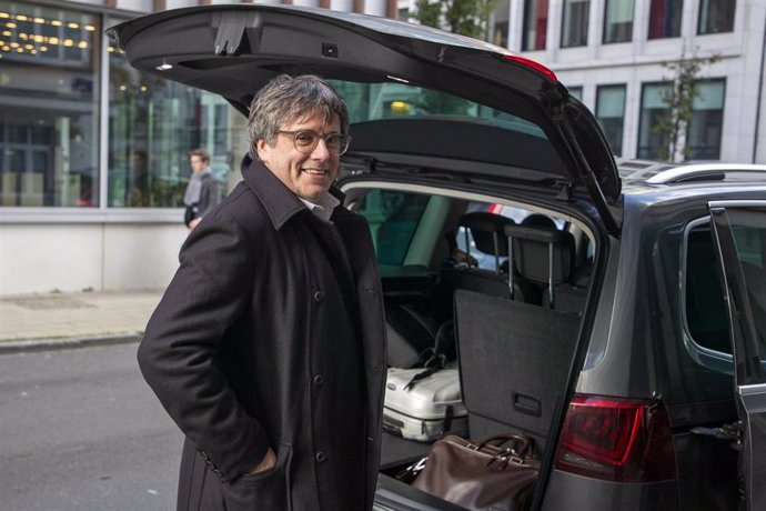 El expresidente de la Generalitat Carles Puigdemont a su salida del Parlamento Europeo, en Bruselas (Bélgica).