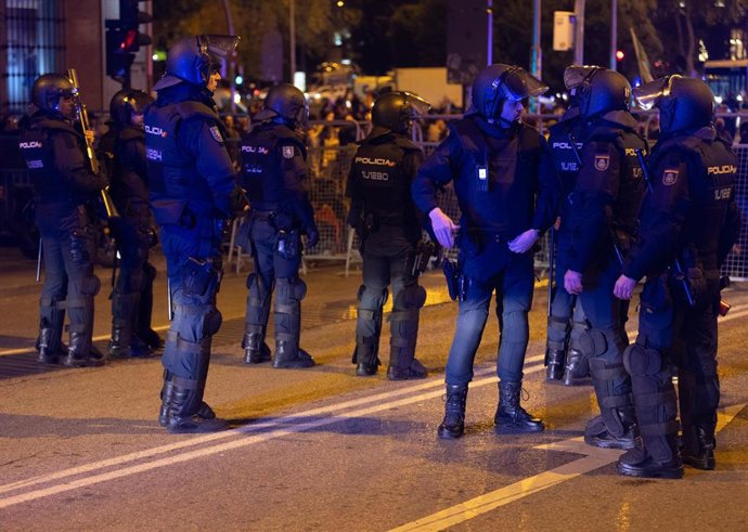 Varios policías protegen el Congreso de los Diputados con vallas, a 7 de noviembre de 2023, en Madrid (España). 