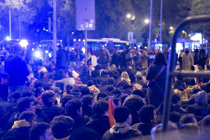 Desenes de persones amb banderes i pancartes durant una manifestació en contra de l'amnistia, pels carrers del centre de Madrid, a 7 de novembre de 2023, a Madrid (Espanya).