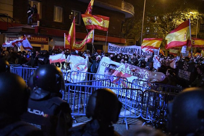 Decenas de manifestantes tras las vallas que les separaban de la Policía, durante una concentración en contra de la amnistía, frente a la sede del PSOE en la calle Ferraz, a 7 de noviembre de 2023, en Madrid (España).