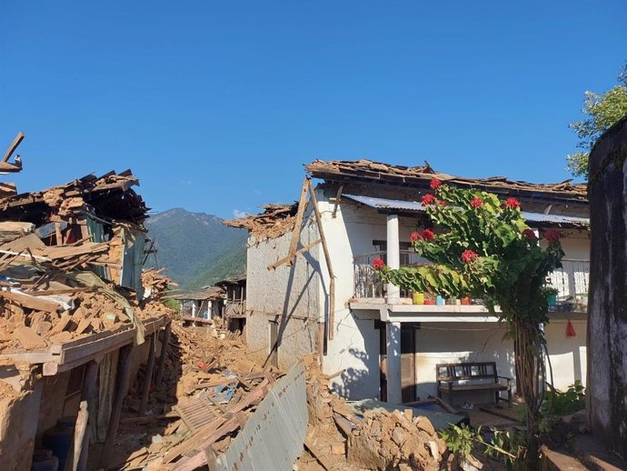 El 4 de noviembre de 2023, en el distrito de Jajarkot, vista de los edificios y viviendas dañados por el terremoto de magnitud 6,4 que sacudió el oeste de Nepal el 3 de noviembre.