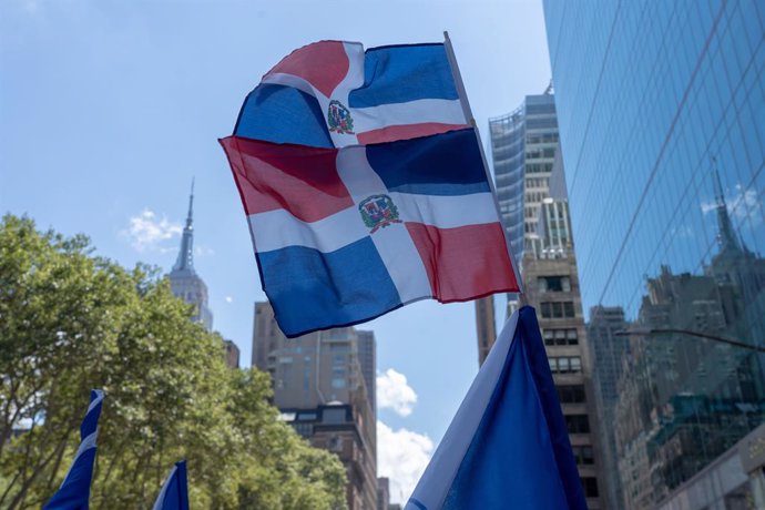 Archivo - August 13, 2023, New York, New York, United States: (NEW) 41st National Dominican Day Parade 2023. August 13, 2023, New York, New York, USA: Participants wave Dominican Republic flags at the Dominican Day Parade on 6th Avenue on August 13, 2023 