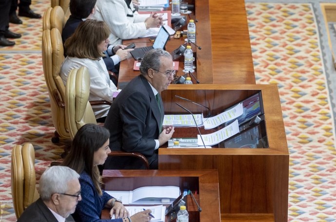 El presidente de la Asamblea de Madrid, Enrique Ossorio, durante un pleno en la Asamblea de Madrid, a 8 de noviembre de 2023, en Madrid (España).