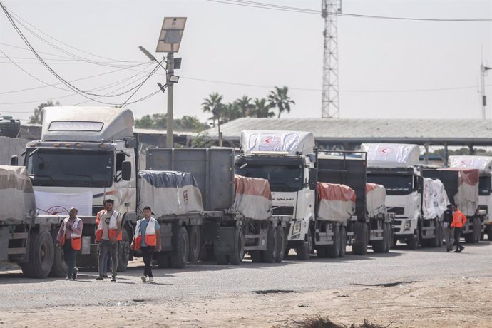 Camions carregats d'ajuda humanitària en el pas de Rafá