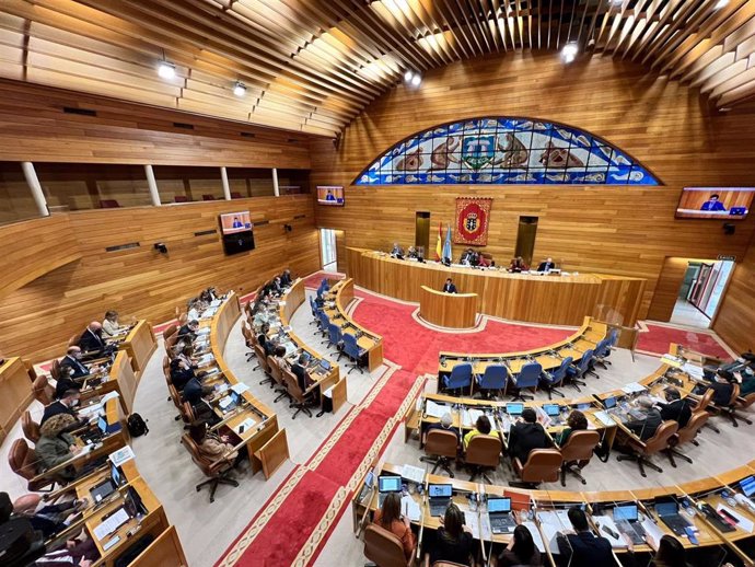 Archivo - Primer pleno del Parlamento de Galicia desde el fin de las mascarillas obligatorias en interiores, con los diputados del hemiciclo gallego haciendo uso de este elemento de protección