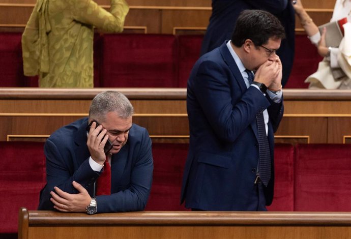 El secretario de Organización del PSOE, Santos Cerdán (i), y el director del Gabinete del Presidente, Óscar López (d), durante el acto de jura de la Constitución ante las Cortes Generales, a 31 de octubre de 2023, en Madrid (España). 