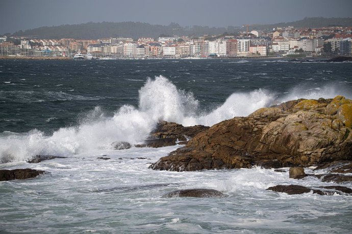 Vista del mar picado con edificios al fondo, a 4 de noviembre de 2023, en Salnés, Pontevedra, Galicia (España). La borrasca Domingos ha llegado a Galicia con fuertes precipitaciones, olas que podrían alcanzar los 11 metros y rachas de viento que superan