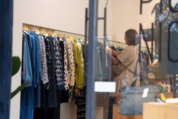 Una clienta en una tienda de ropa, a 17 de octubre de 2023, en Barcelona, Catalunya (España). Más de 50.000 pequeños comercios han tenido que cerrar en los últimos diez años, según datos de la Unión de Profesionales y Trabajadores Autónomos (UPTA). Esto