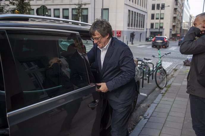 El expresidente de la Generalitat Carles Puigdemont a su salida del Parlamento Europeo, en Bruselas (Bélgica).