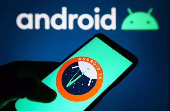 Archivo - March 15, 2023, Ukraine: In this photo illustration, Android 14 logo of a mobile operating system is seen on a smartphone and Android logo on a pc screen.