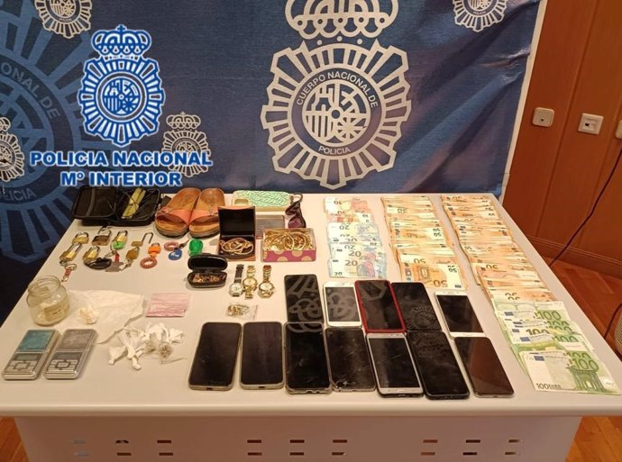 Detenida por robar móviles y joyas en las taquillas de un gimnasio en Elche y por tráfico de drogas