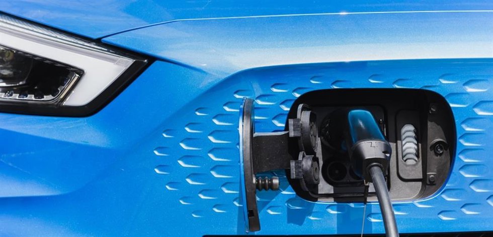 Archivo - Carga de un coche eléctrico.