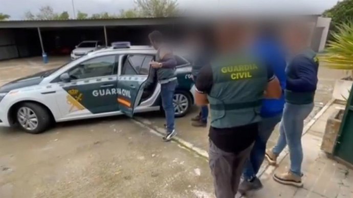 Momento de la detención de dos vecinos de Alcalá de Guadaíra, en Sevilla.