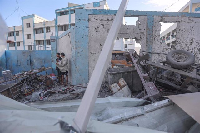 Daños materiales tras un bombardeo de Israel contra los alrededores de una escuela de la Agencia de Naciones Unidas para los Refugiados de Palestina en Oriente Próximo (UNRWA) en Jan Yunis, en el sur de la Franja de Gaza