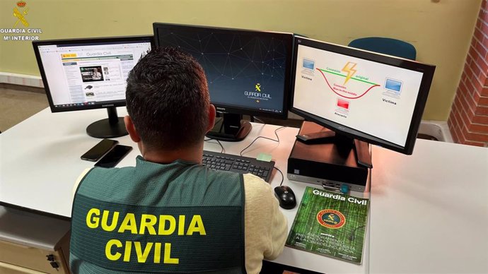 Archivo - Agente de la Guardia Civil en tareas de investigación