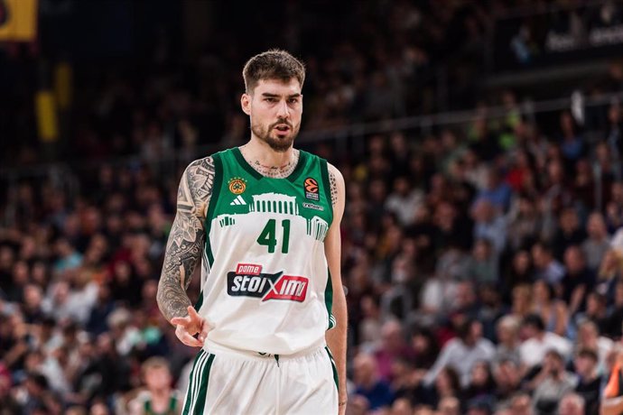 Juancho Hernangómez, con Panathinaikos y ante el Bara en el Palau Blaugrana.