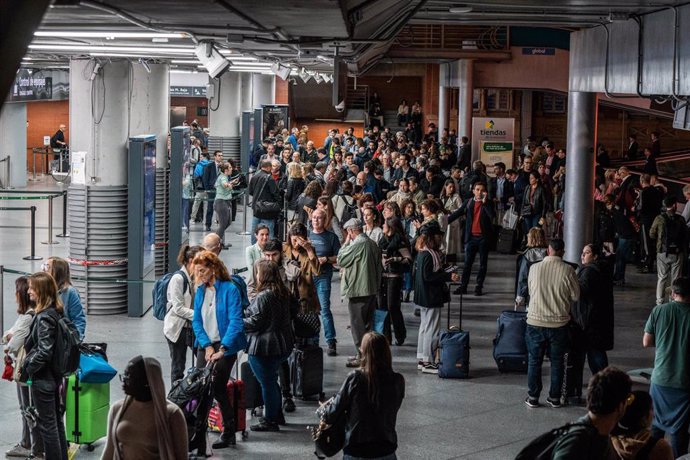 Decenas de personas esperan tras el retraso o cancelación en sus trenes en la estación de Puerta de Atocha-Almudena Grandes, a 19 de octubre de 2023, en Madrid (España). El Ayuntamiento ha activado la alerta roja por las posibles incidencias que pudiera