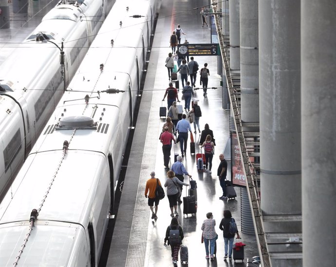 Archivo - Varios pasajeros con maletas en el andén de un tren en la estación de Puerta de Atocha, a 28 de octubre de 2022