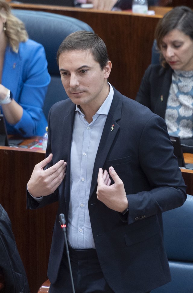 El secretario general del PSOE-Madrid, Juan Lobato, interviene durante un pleno en la Asamblea de Madrid, a 8 de noviembre de 2023, en Madrid (España).