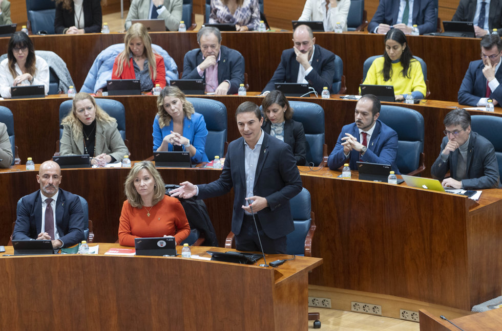 El secretario general del PSOE-Madrid, Juan Lobato, interviene durante un pleno en la Asamblea de Madrid, a 8 de noviembre de 2023, en Madrid (España).