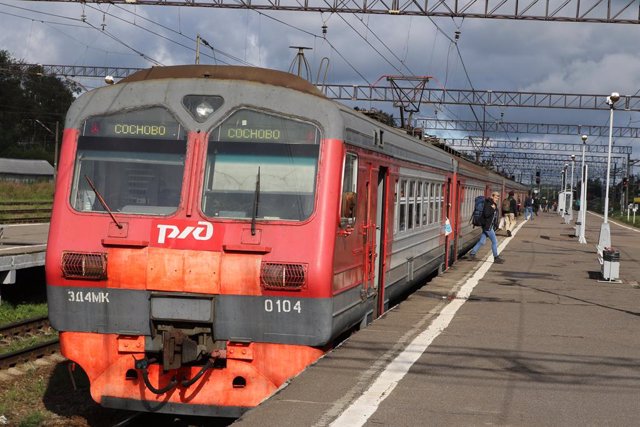 Archivo - Un grupo de pasajeros entra en un tren en la estación de Sosnovo, en la región de Leningrado, Rusia