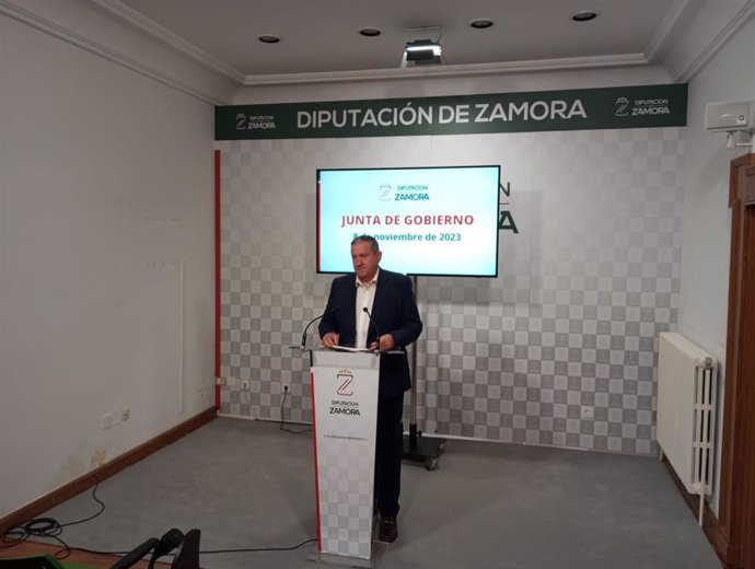 El presidente de la Diputación de Zamora, Javier Faúndez, en rueda de prensa.