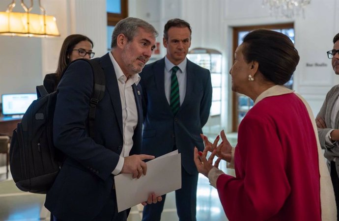 El presidente de Canarias, Fernando Clavijo, saluda a la presidenta de La Reunión, Huguette Bello, antes de la Conferencia de Presidentes de las RUP