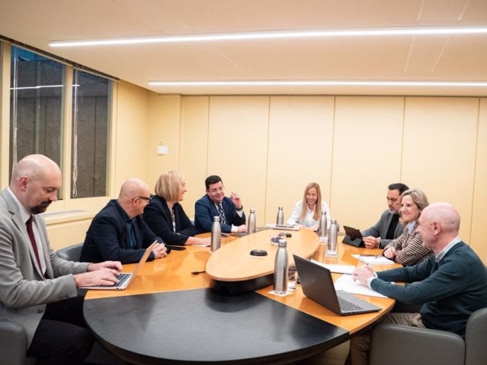 El consejero de Hacienda, Alfonso Domínguez, con los miembros de la Mesa del Parlamento