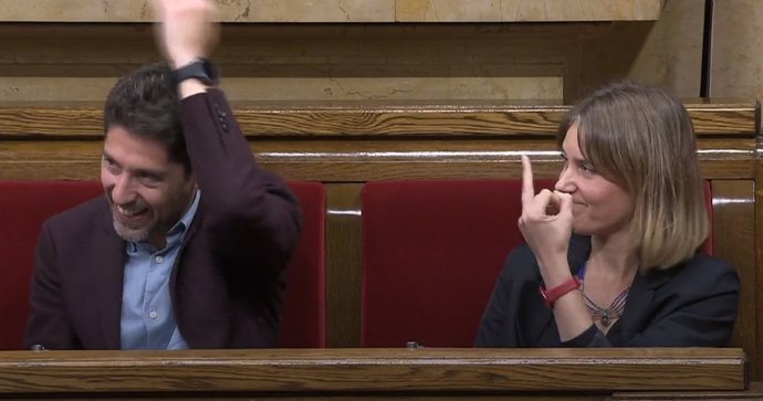 La presidenta de los comuns, Jéssica Albiach, hace una peineta al líder de Vox, Ignacio Garriga, en el pleno del Parlament