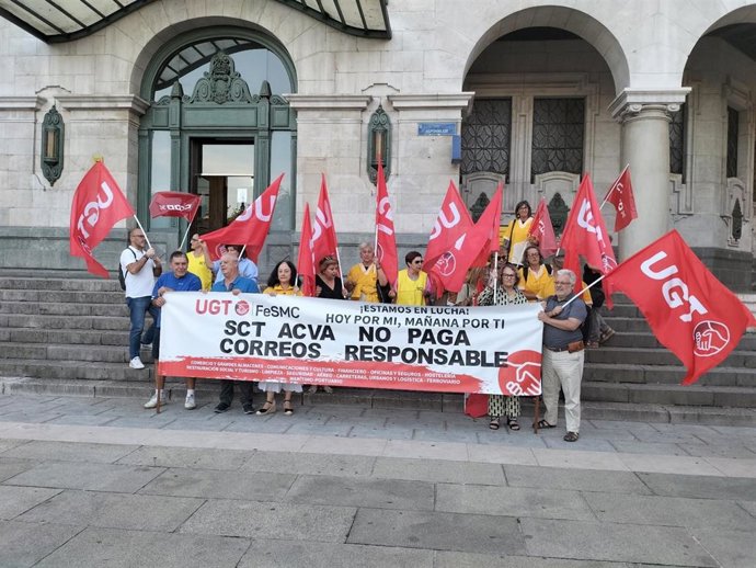 Protesta de las trabajadoras de limpieza de las oficinas de Correos en Santander.