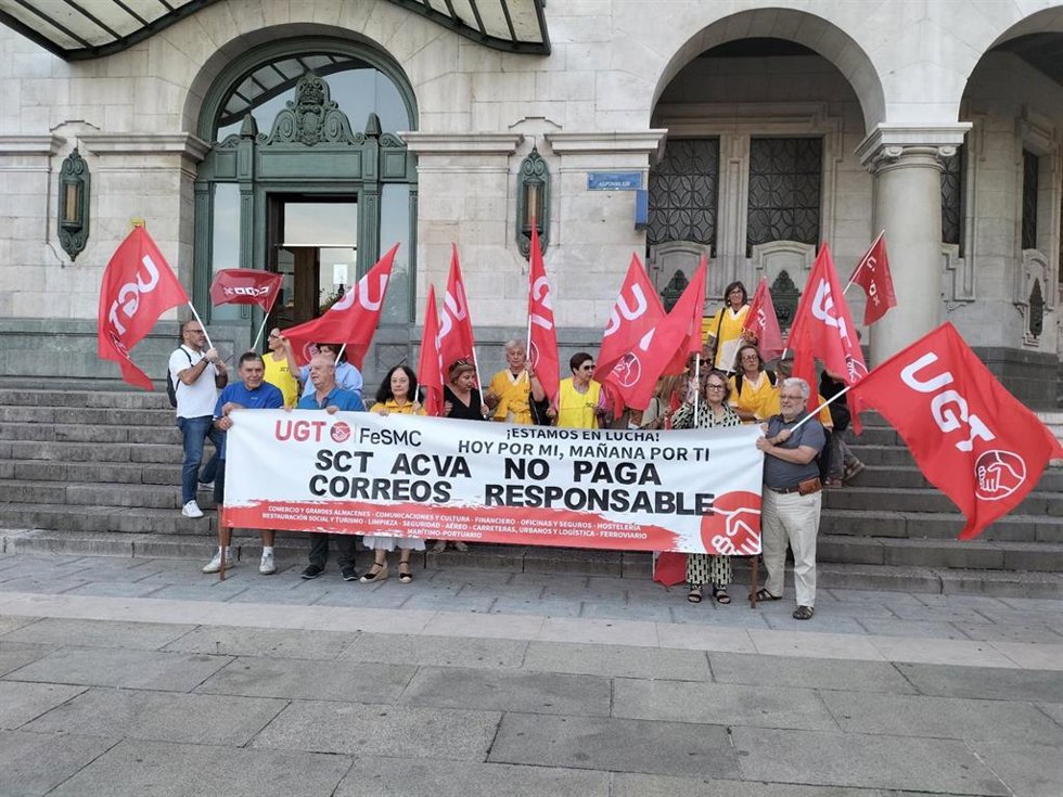Protesta de las trabajadoras de limpieza de las oficinas de Correos en Santander.