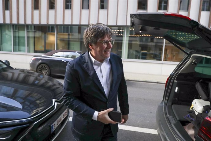 El expresidente de la Generalitat Carles Puigdemont a su salida del Parlamento Europeo, en Bruselas (Bélgica). 